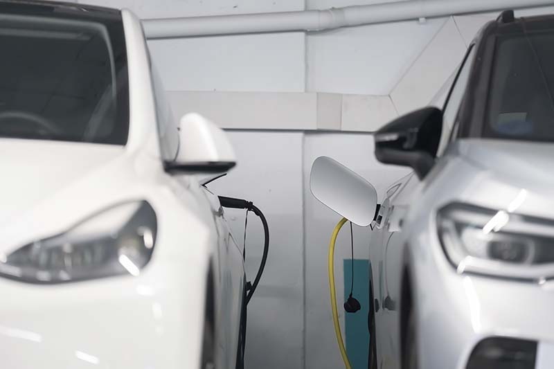 Los vehículos eléctricos tienen menor impacto ambiental durante su vida útil respecto a los coches de gasolina