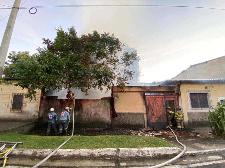 Un incendio consume vivienda en la colonia Utila de Santa Tecla