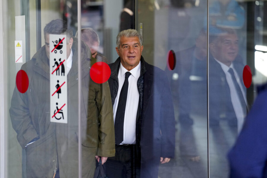 El presidente del Barcelona justifica los pagos por los informes de los Negreira y niega favores arbitrales