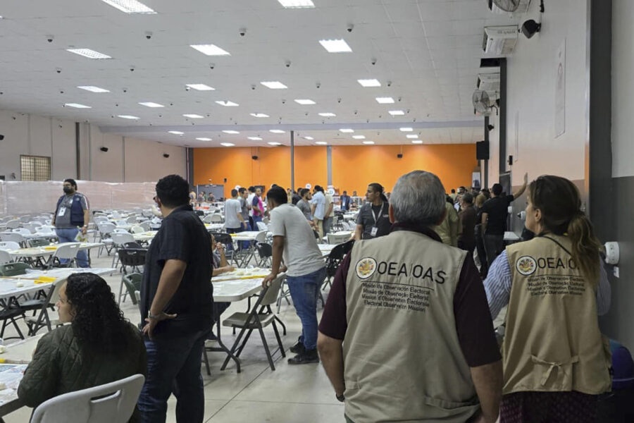 Escrutinio electoral en Honduras se paraliza por enfrentamientos en centro logístico