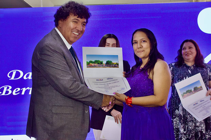 Más de un centenar de mujeres se gradúan como operadoras de equipo de carga en Sonsonate