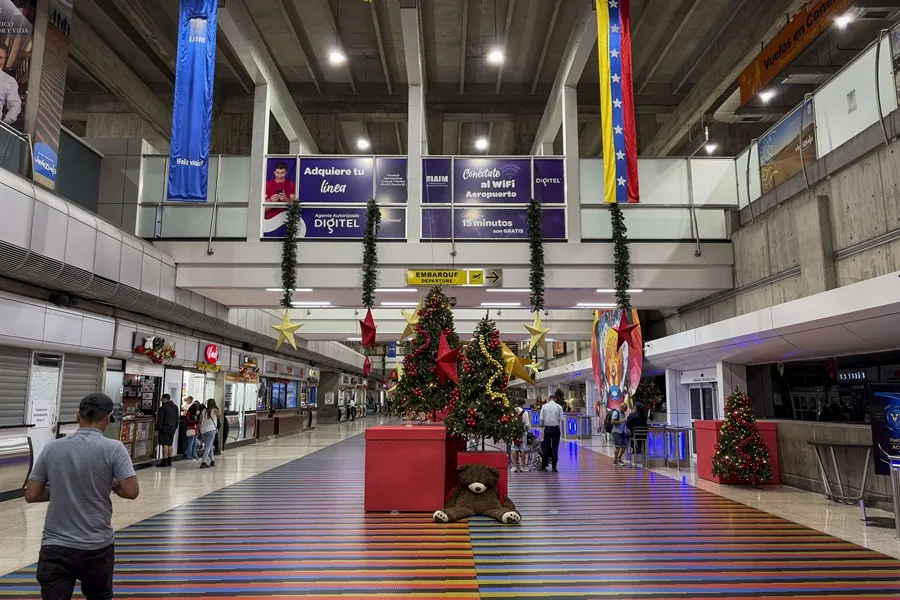 La suspensión de vuelos en Venezuela obliga a los pasajeros a improvisar rutas por tierra y líneas locales