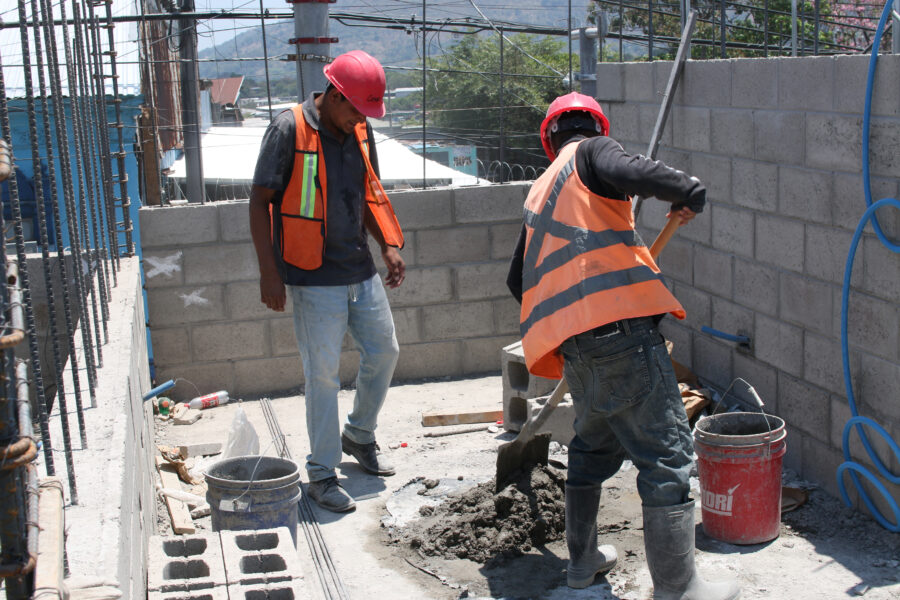 El galón de asfalto y los lavamanos blancos son los insumos de construcción que más subieron de precio en octubre