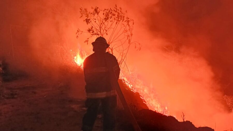 Bomberos atiende al menos dos incendios en maleza seca durante las últimas horas