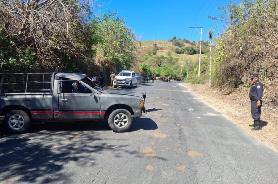 Pick-Up vuelca y deja a ocho personas lesionadas en Rosario de Mora