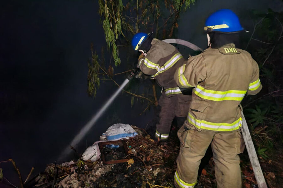 Bomberos reportan incendio en terreno baldío en Soyapango