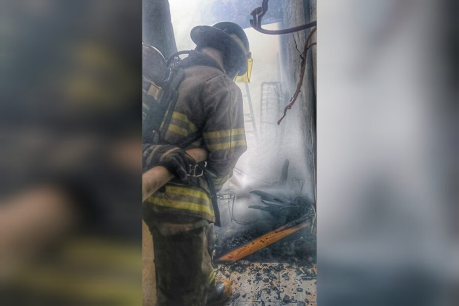 Bomberos sofoca incendio sobre la décima avenida Norte, en San Salvador