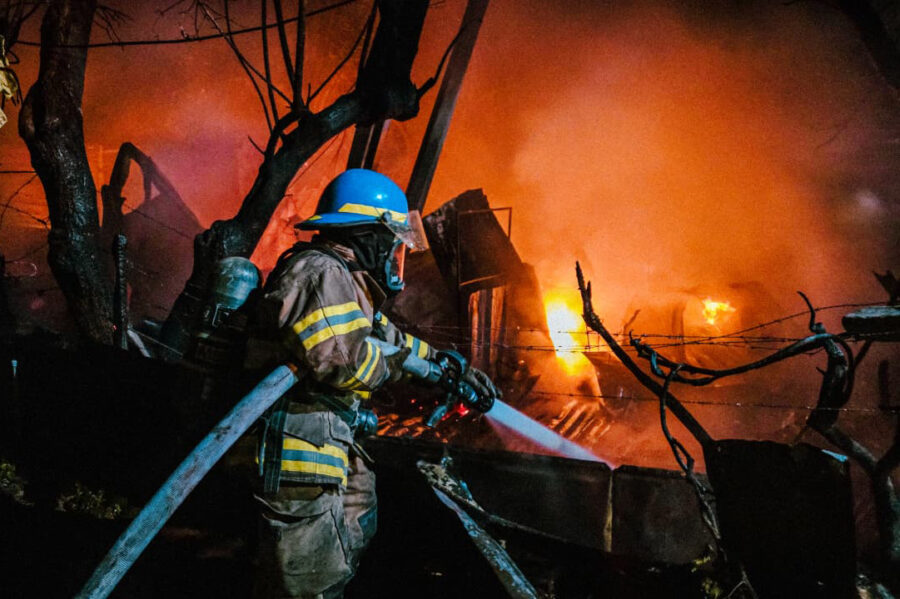 Incendio consumió tres viviendas en Soyapango