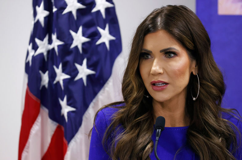 Noem insta a Trump a prohibir viajar a EEUU a personas de países que enviaron «invasores»