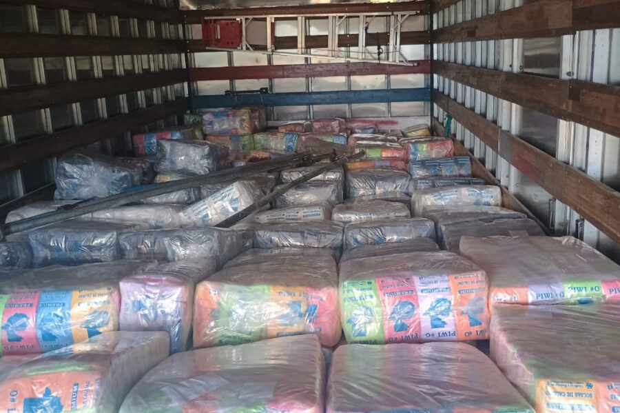 PNC de Guatemala detiene a hombres que hurtaron bolsas de nylon que se dirigían a El Salvador