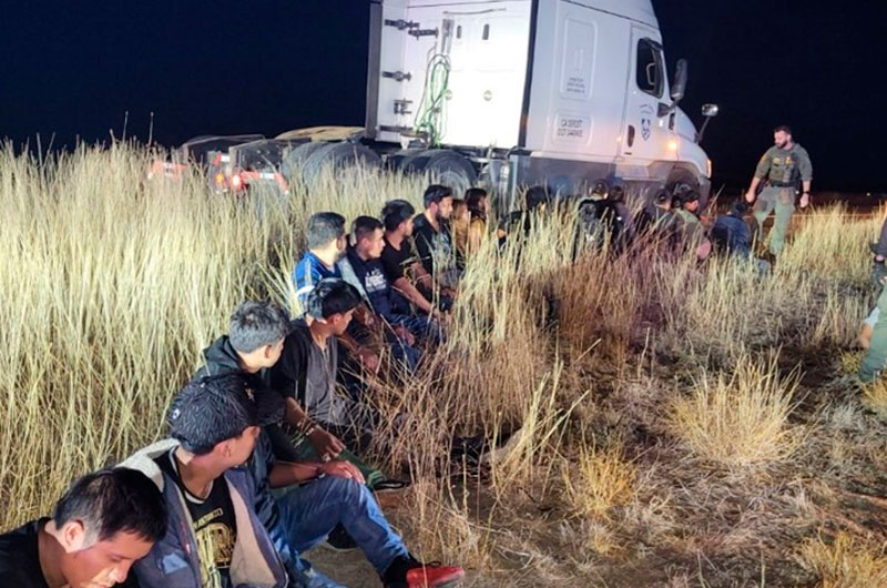 Hallan a 23 migrantes escondidos en la cabina de descanso de un camión en Texas