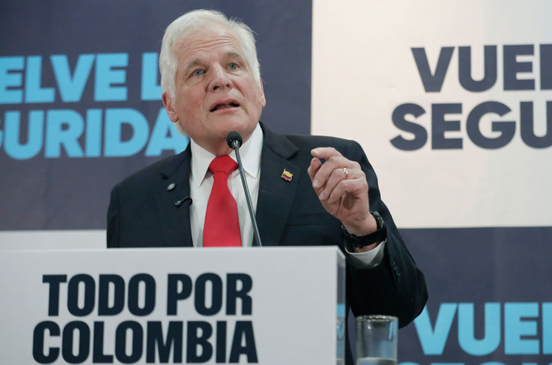 Padre de senador asesinado Uribe Turbay confirma salida de carrera presidencial colombiana