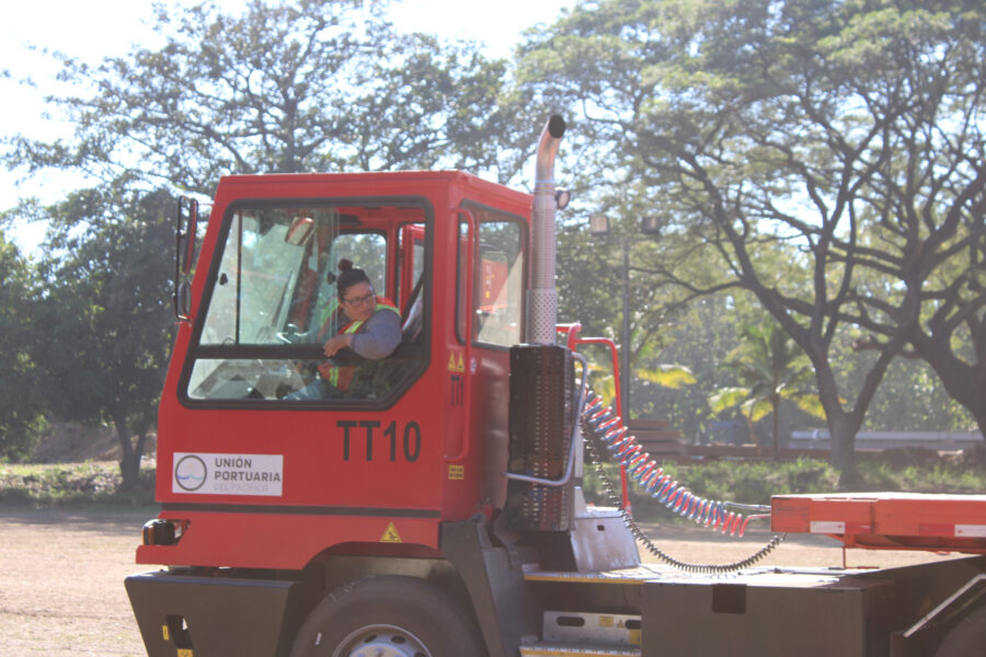 Ante falta de operadores, mujeres toman el mando de camiones de carga en el Puerto de Acajutla