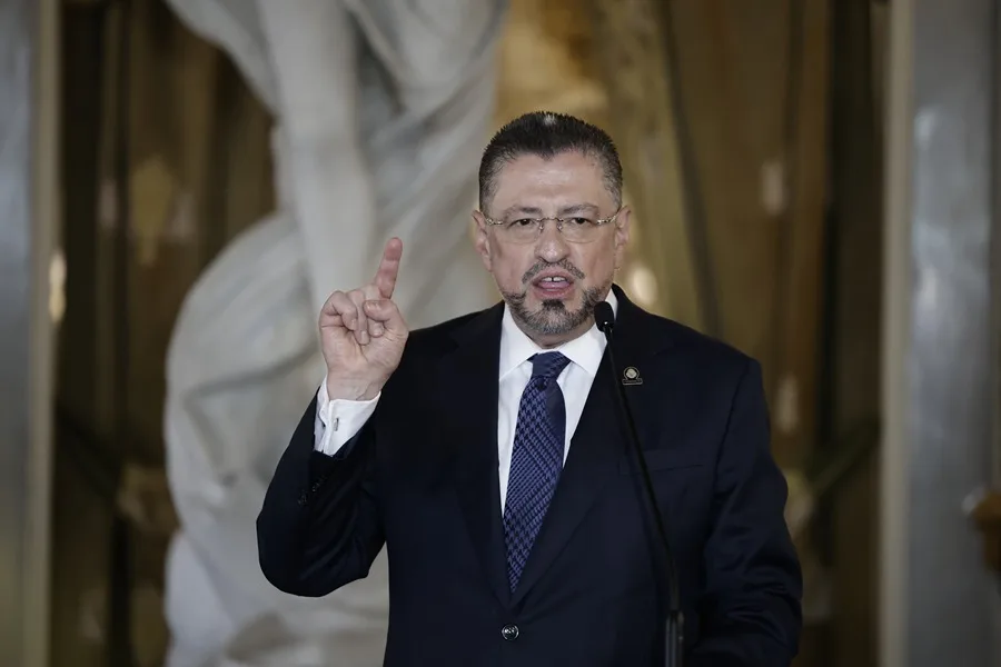 Presidente costarricense dice que hay que limpiar el hemisferio de comunistas tras cerrar embajada en Cuba