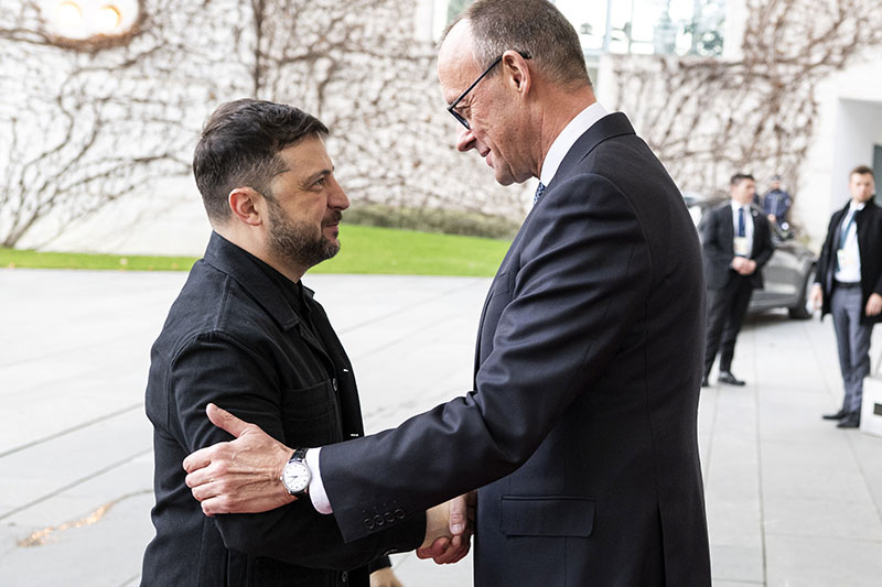 Merz recibe a Zelenski y a los emisarios de Trump para negociar el plan de paz