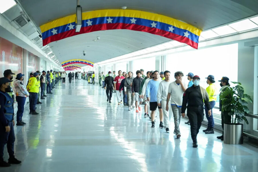 Venezuela autoriza reanudar vuelos para repatriar a migrantes desde EE.UU.