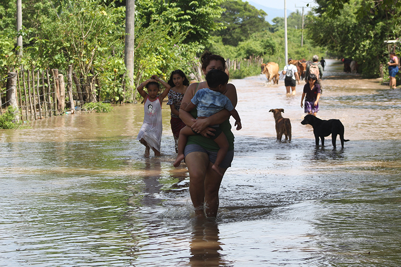 Los desastres ambientales amenazan las metas para reducir la deuda en El Salvador