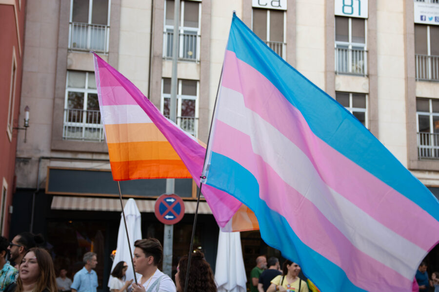 Gobierno de Trump restringe atención médica para menores transgénero