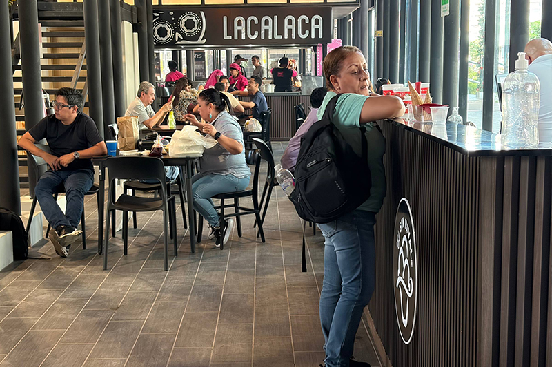 Estos son los negocios dentro de la plaza Universitaria en el centro de San Salvador