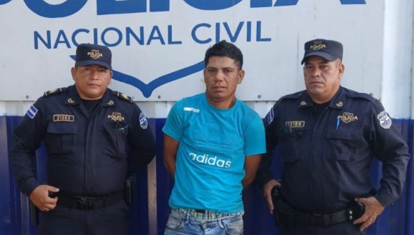 PNC arresta a un motociclista con 181 grados de alcohol tras chocar contra un poste en Santa Ana