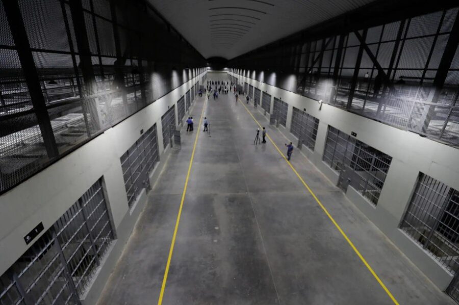 Polémica en la CBS al aplazar reportaje sobre el CECOT