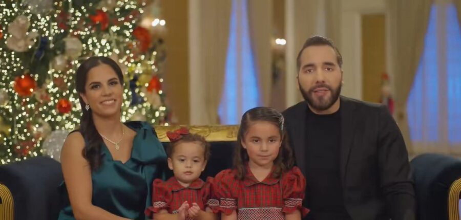 Presidente Bukele comparte un mensaje navideño junto a su familia