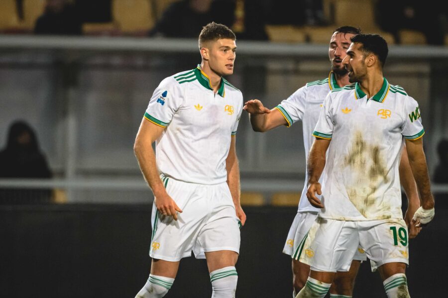 La Roma vence 2-0 al Lecce y se aferra a la zona de Champions en la clasificación de la Serie A