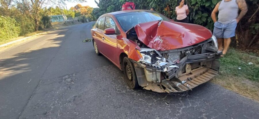 Motociclista hondureño choca contra vehículo y resulta con lesiones graves en carretera a Huizúicar