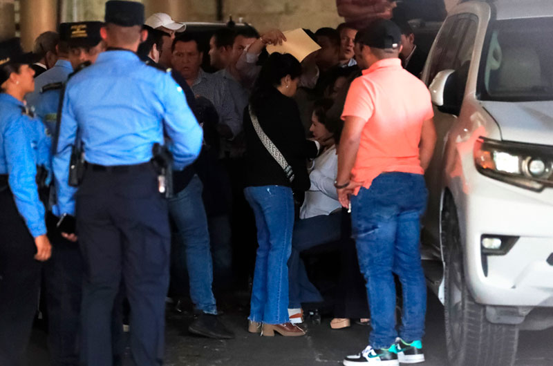 Refuerzan seguridad en el congreso de Honduras tras explosión que hirió a una diputada