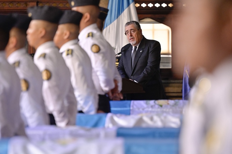 Presidente guatemalteco promete justicia por asesinato de policías y refuerza ofensiva contra pandillas