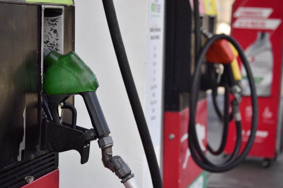 Los conductores salvadoreños consumieron 464 millones de galones de combustibles en 2025