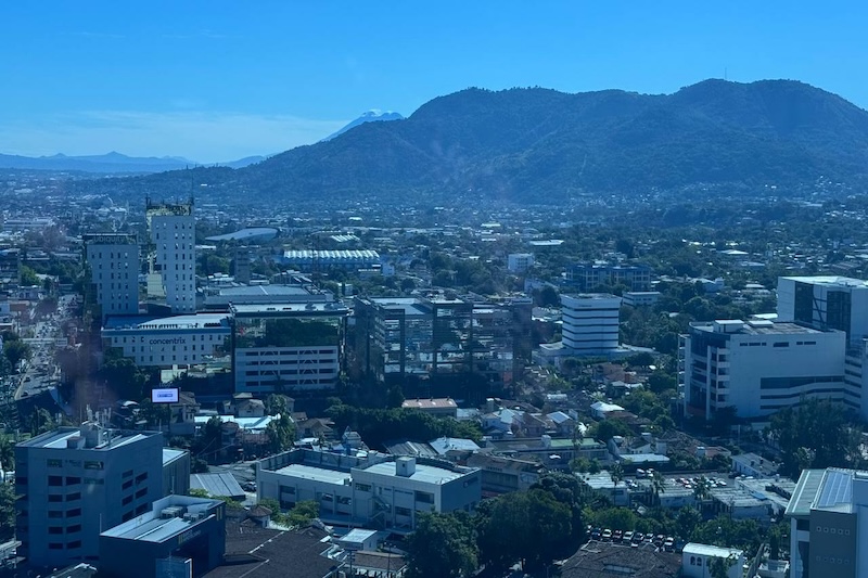 Viernes con cielo despejado y ambiente cálido sin lluvias