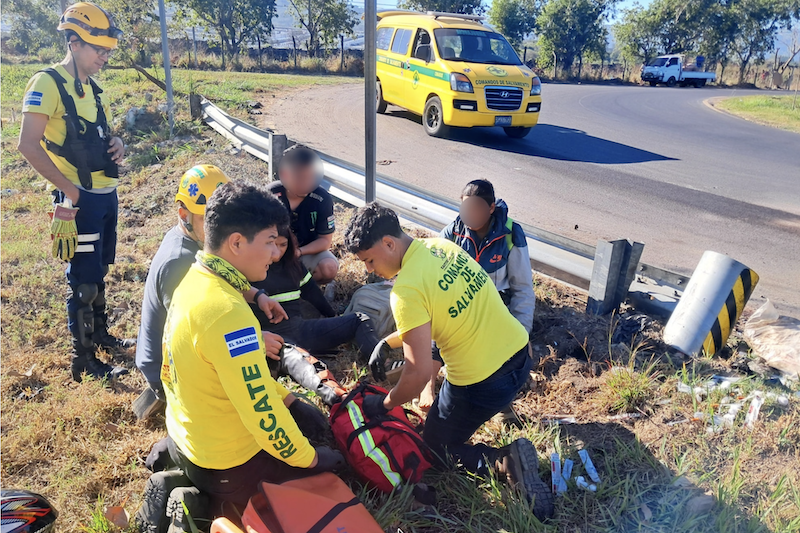 Dos mujeres resultan lesionadas en accidente de moto por derrame de aceite en zona de El Jabalí