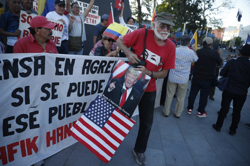 Un grupo de simpatizantes del FMLN piden liberación de Maduro