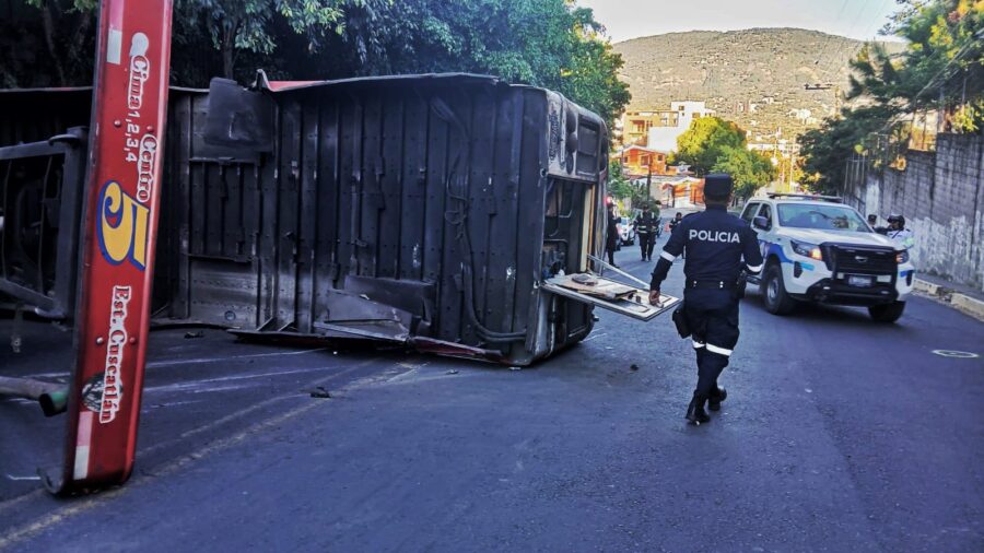 Un bus vuelca en la colonia La Cima y deja múltiples personas lesionadas
