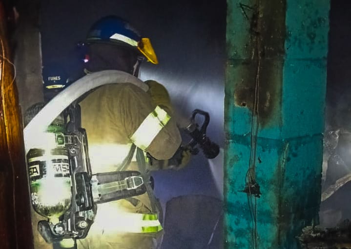 Incendio consume seis estructuras de venta de alimentos en playa Los Blancos de San Luis La Herradura