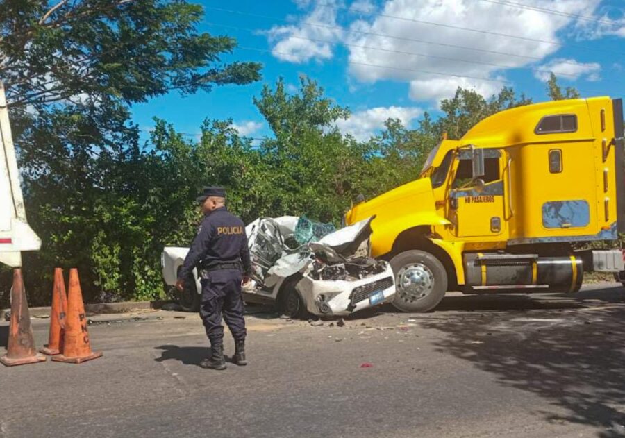 Accidente entre rastra y vehículo deja un muerto y al menos cuatro lesionados en Usulután Oeste