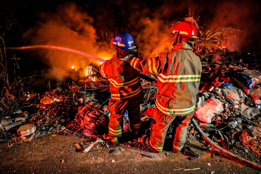 Bomberos atendió la noche del sábado dos incendios en maleza seca en el Gran San Salvador