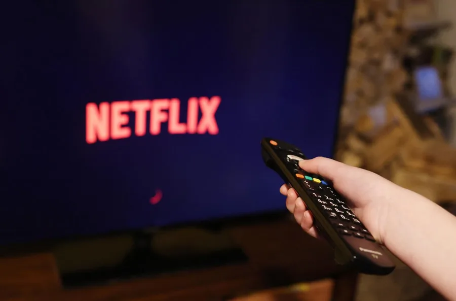 Netflix gana 26 % más en 2025 y supera los 325 millones de suscriptores