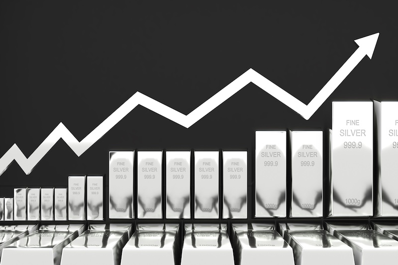 La cotización de la plata supera los $100 por onza en histórica alza global