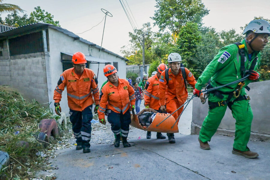 Hombre cae a un barranco de 30 metros mientras buscaba a su mascota