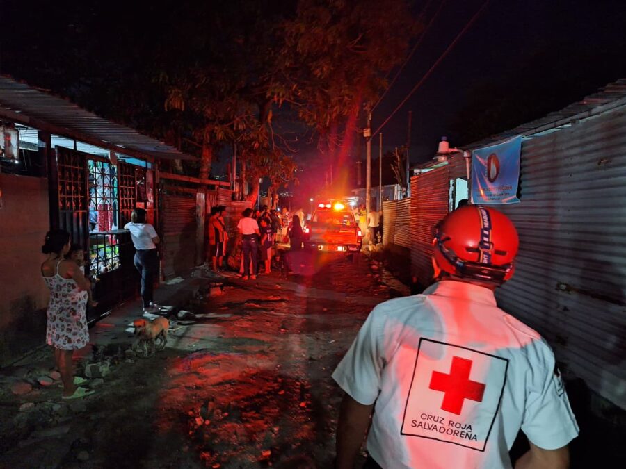 Incendio consume una vivienda y deja a varios lesionados en comunidad 1 de diciembre en Soyapango