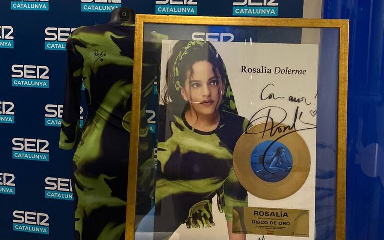 Rosalía, Serrat y Sabina donan artículos para subasta solidaria de Día de Reyes