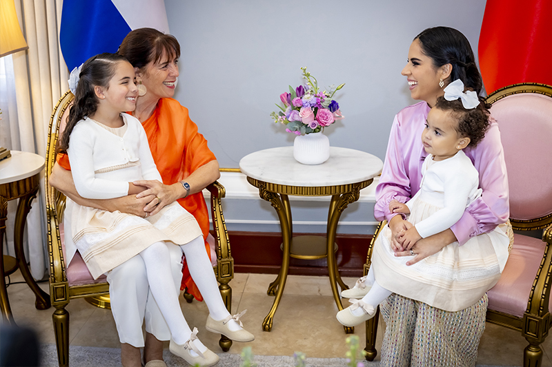 Primera dama dialoga con esposa del presidente electo de Chile sobre políticas de primera infancia