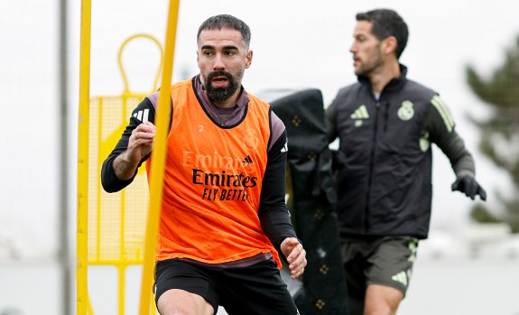 El lateral del Real Madrid, Dani Carvajal, vuelve a entrenar con el grupo tras dos meses de baja