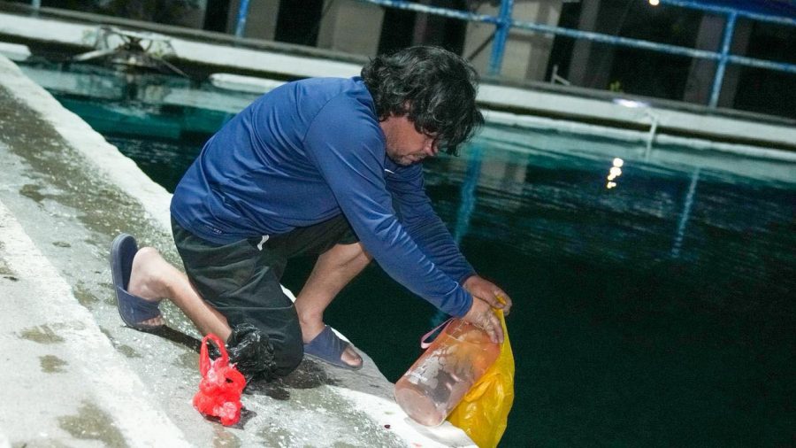 Alcaldía de Santa Ana Centro despliega pipas y maquinaria para reparación de tubería que «explotó bajo tierra»