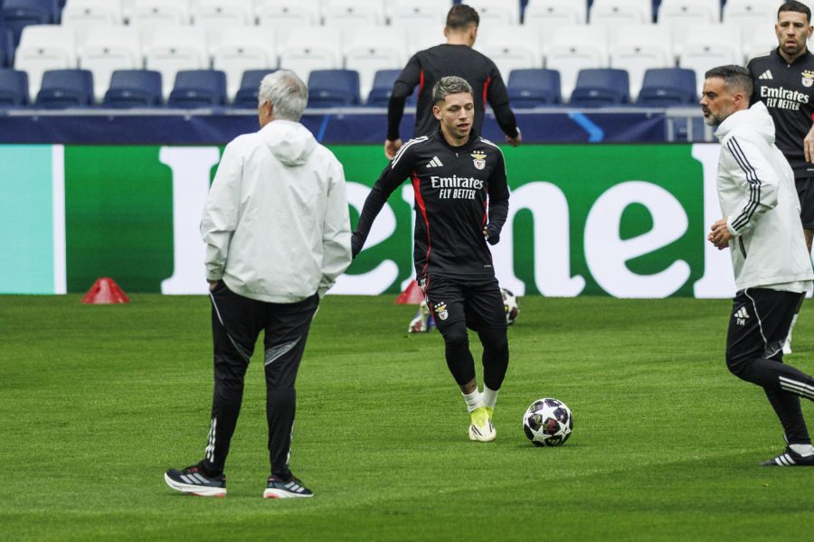 José Mourinho y Gianluca Prestianni, en el entrenamiento del Benfica en el Bernabéu