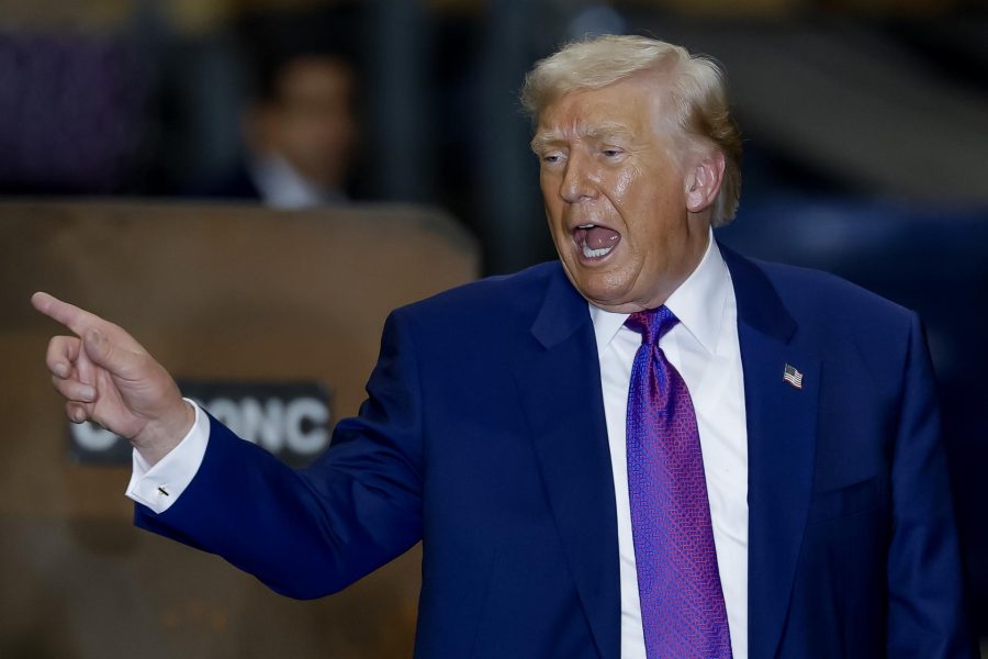 Trump dice que considera un ataque limitado para presionar a Irán