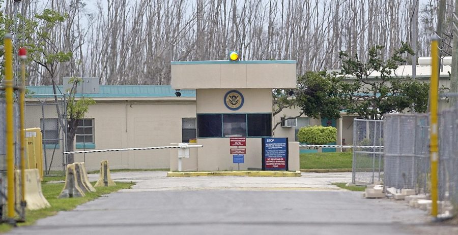 Jueza bloquea temporalmente restricción a congresistas para visitar centros de ICE en EEUU