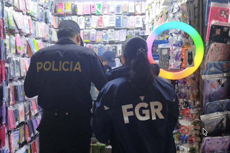 Autoridades allanan negocios por venta ilegal de electrónicos en San Salvador